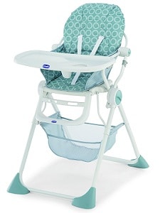 chaise de bébé avec des motifs bleus
