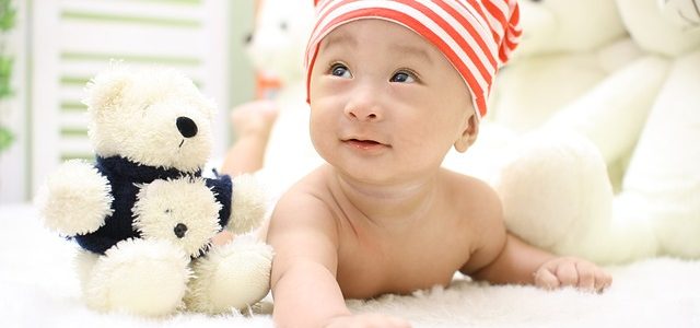 un bébé dans son lit