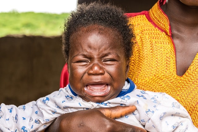 un bébé malade qui pleure