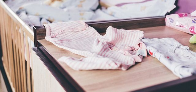 un lit de bébé évolutif avec rangements