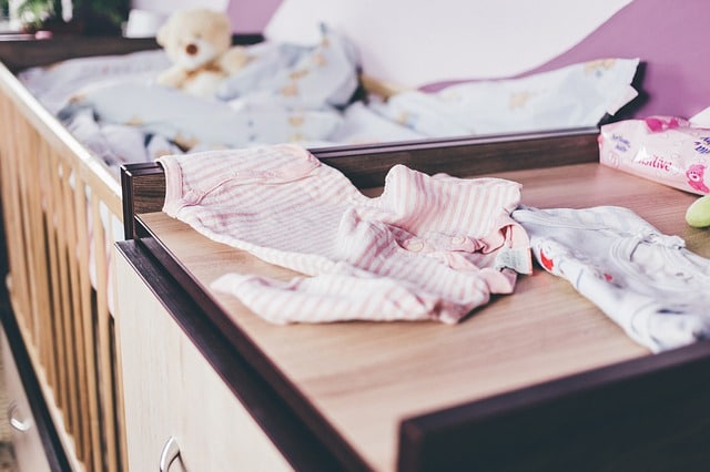 un lit de bébé évolutif avec rangements