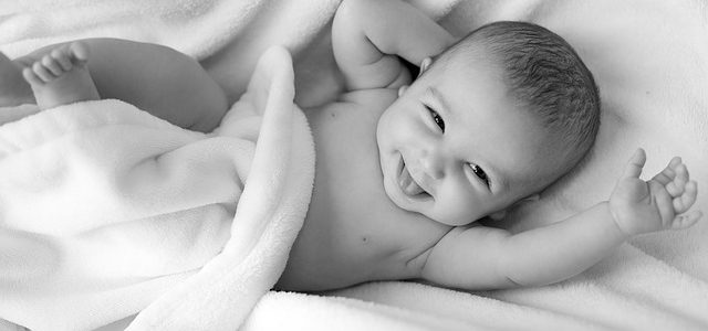 un bebe qui dort sur une couverture
