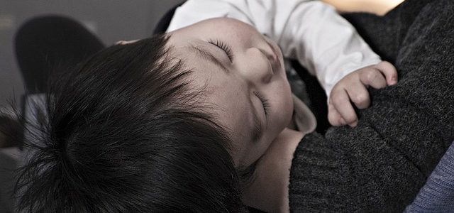 un enfant malade dans les bras de sa maman