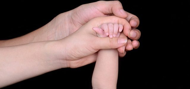 une main de bébé