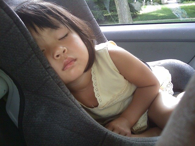 enfant qui dort dans la voiture