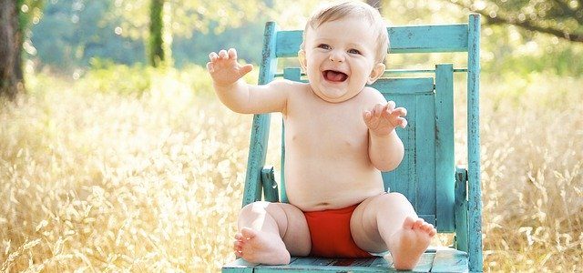 bébé sur une chaise de jardin