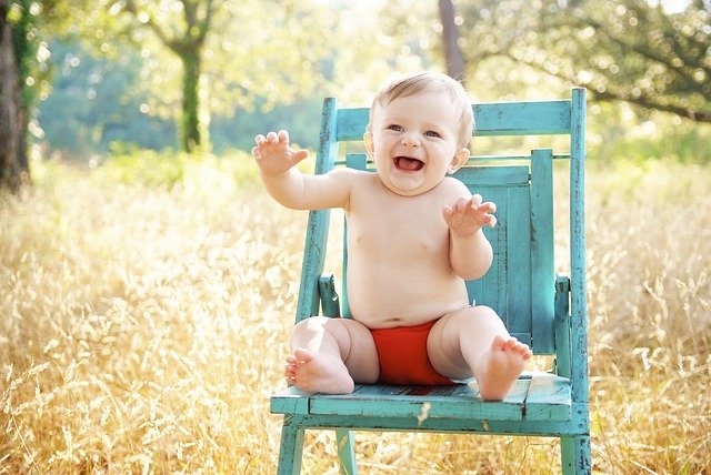 bébé sur une chaise de jardin